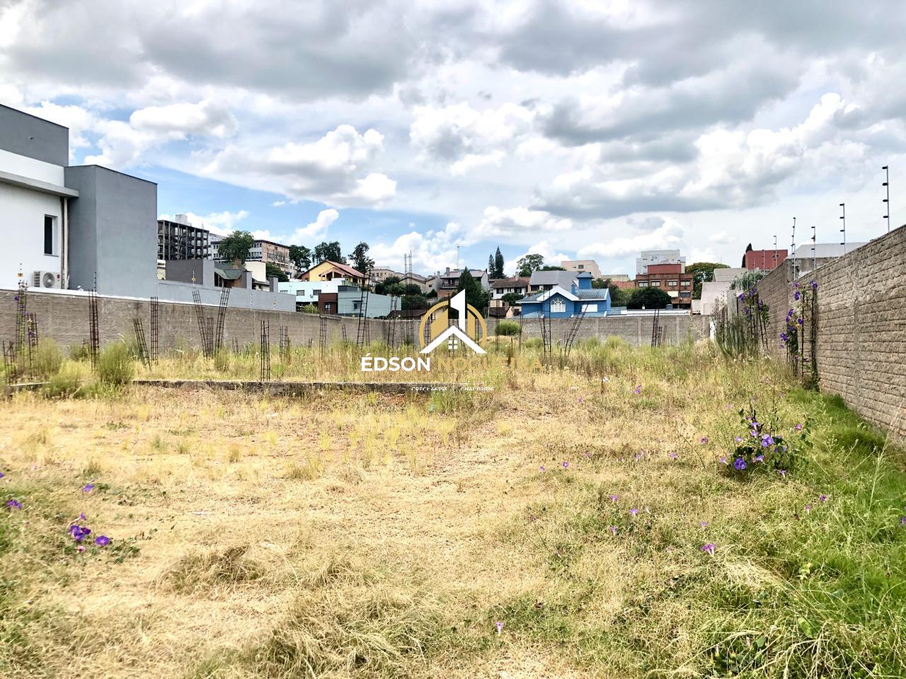 Terreno central a venda.